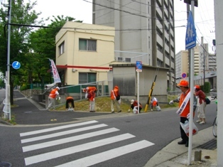 クリーンキャンペーンで道路を清掃している写真