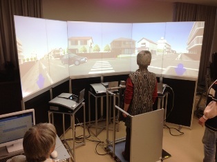 歩行者シミュレータを使っている写真