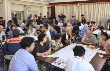 写真:災害図上訓練に参加する地域の皆さん
