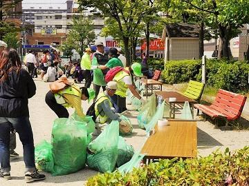 写真:公園で回収したごみを分別する地域の人々