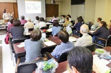写真:緑のカーテンに関する講座を受講する参加者たち