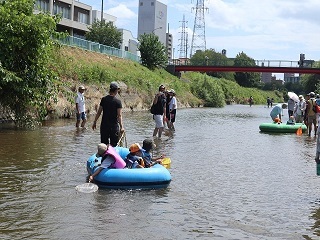 写真:ボートに乗りながら川の生き物を探している様子