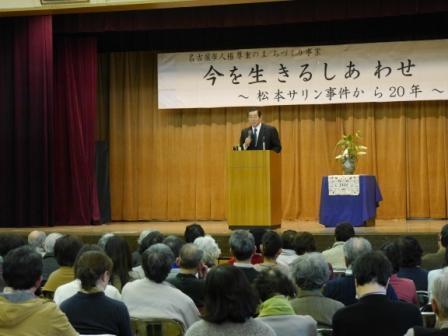 写真：来場者の質問に答える河野氏