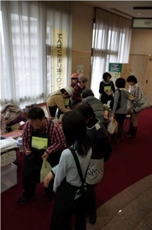 写真：ロビーで授産製品を販売する様子