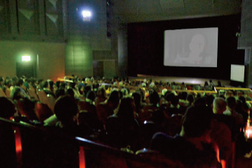 写真：映画上映中の様子