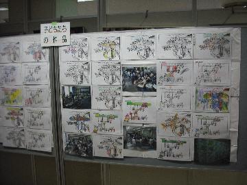 写真：ぬり絵展示の様子