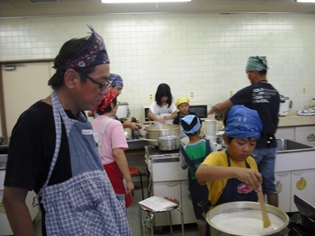 写真：パパと作ろうニコニコとうふづくりの様子