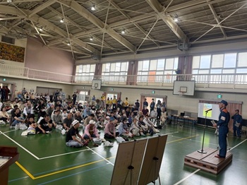 写真：挨拶を行う区長