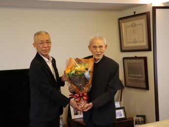 区長が記念品を贈呈している写真