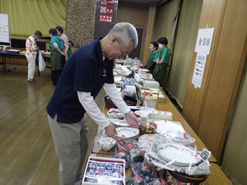 写真：商品を手に取って見る杉山区長