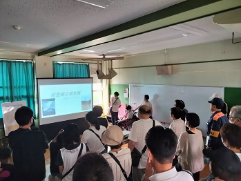 写真：防災講話のブース訓練の様子