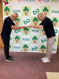 写真：認定証を手渡す区長