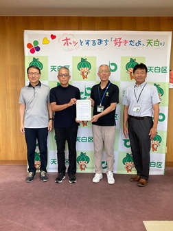 写真：植田東学区の方とともに写る区長、部長