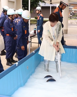 写真：歩行訓練を行う参加者