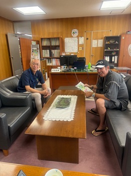 写真：ジェイムスさんと対談する区長