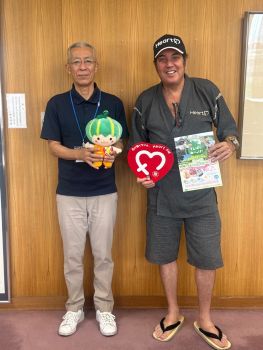 ジェイムスさんと杉山区長の記念写真