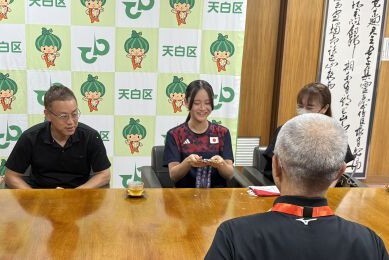 金メダルを区長と共有している写真