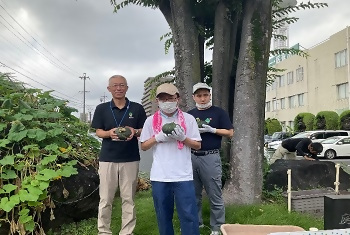 写真：ほっとはむさんと区長の記念撮影