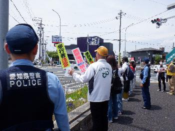 写真：交通安全PRを行う区長