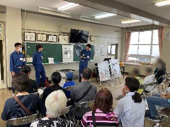 写真：ブース訓練にて地下式給水栓の説明を受ける参加者