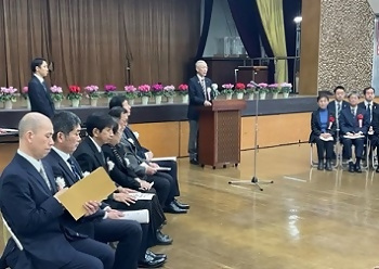 品評会で祝辞を述べる区長