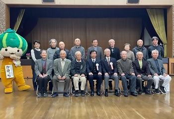受賞者の皆さま、かぼっち、区長の集合写真