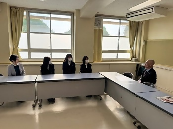 表彰式後に話をする生徒らと区長