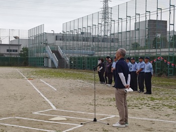 写真：開会式であいさつをする区長