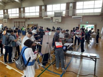 区役所職員、インターンシップ生と防災訓練参加者の写真