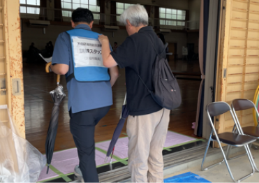 二人一組で行っている視覚障害者の誘導訓練の写真