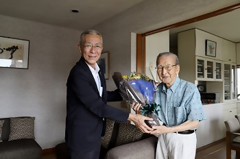 写真：記念品贈呈の様子