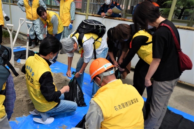 写真:土のう作製訓練の