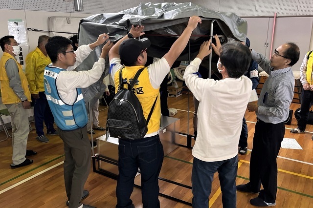 写真:仮設トイレ設置訓練の