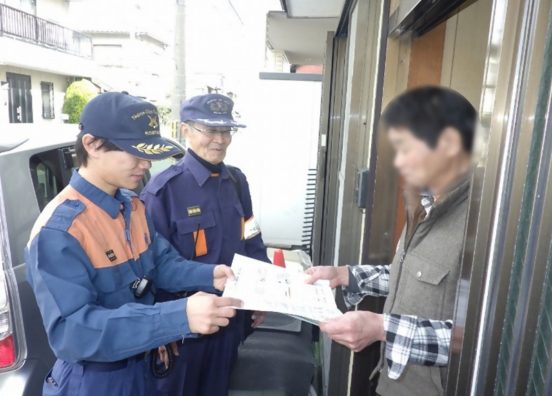 写真：住民に説明をしています。