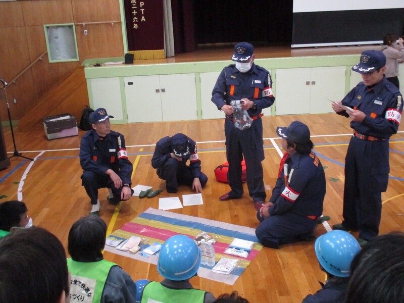 写真：枇杷島消防団が非常持ち出し袋の説明をしています。