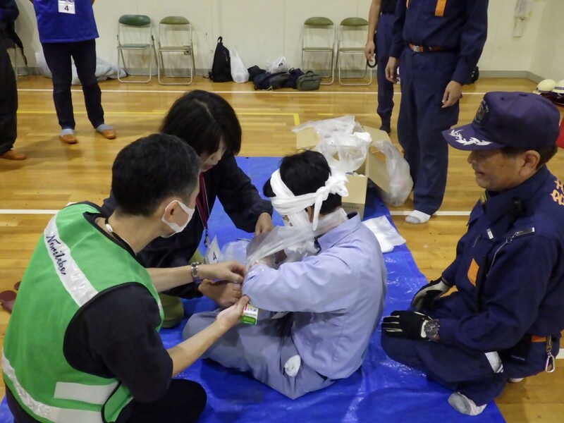 写真：江西消防団が包帯の巻き方の指導をしています。