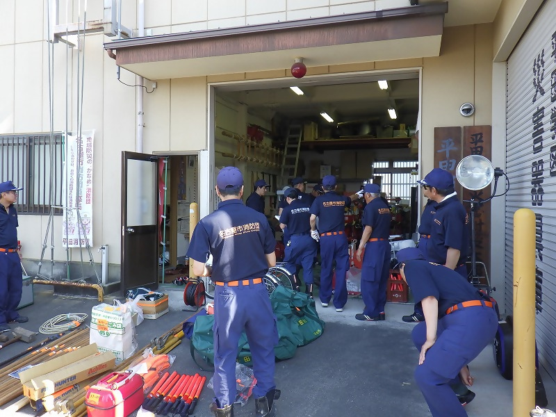 写真:物品検査をしています。(平田消防団)