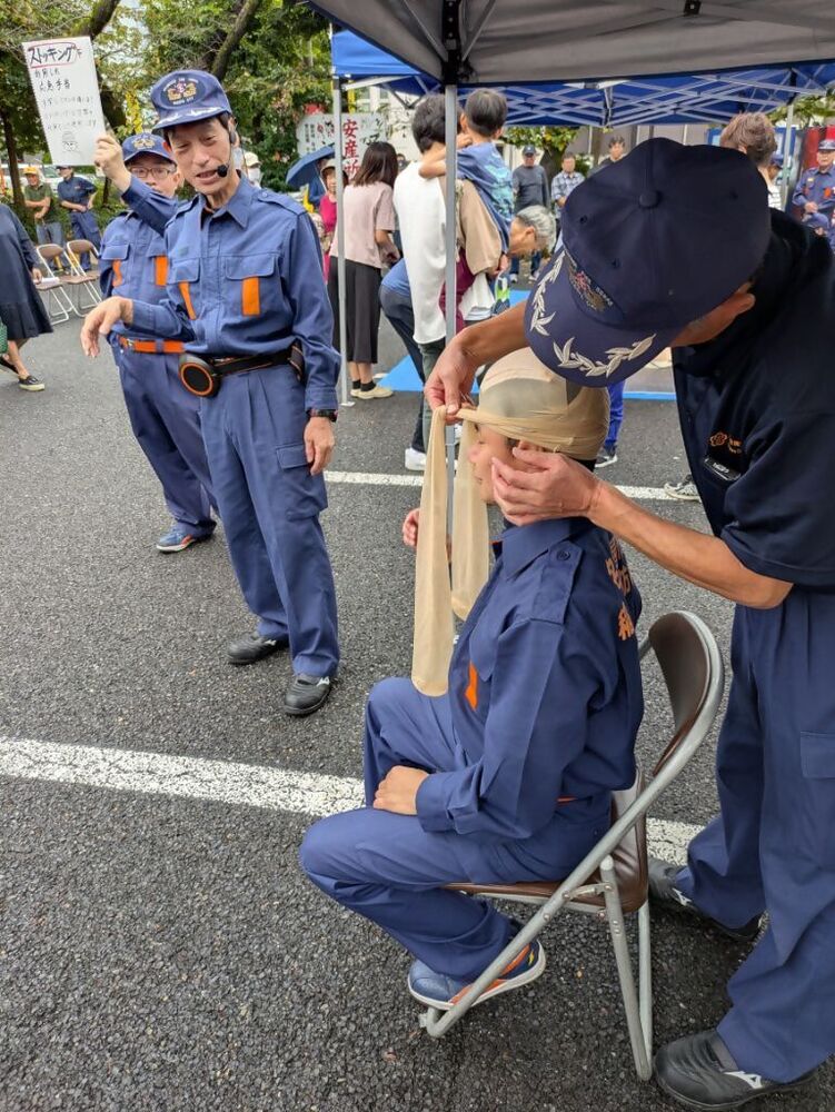 写真：稲生消防団が応急手当のやり方を指導をしています。