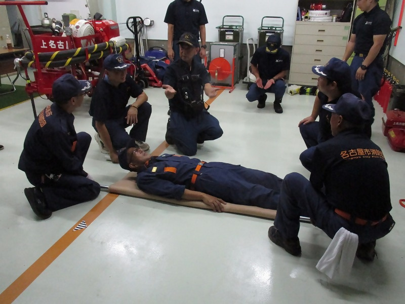 写真:消防団が応急担架による搬送訓練を実施しています。