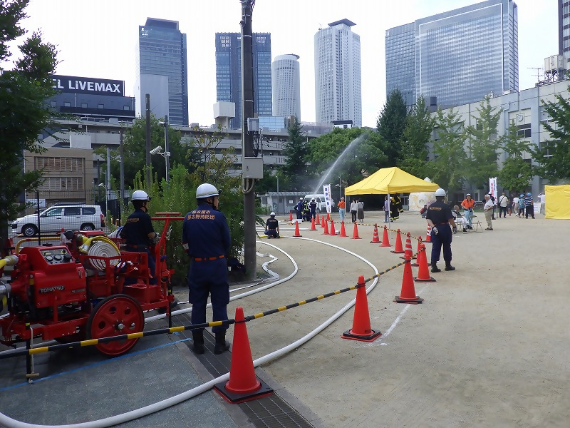 写真：那古野消防団が放水訓練を披露しています。