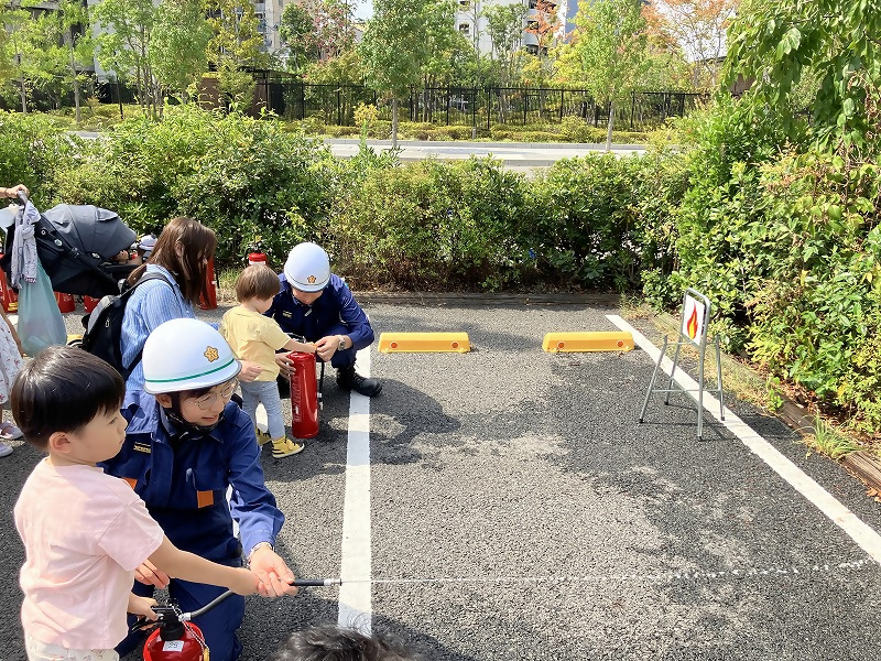 写真：イオンモールNagoyaNoritakeGardenにて消火器の取り扱い体験を実施しています。