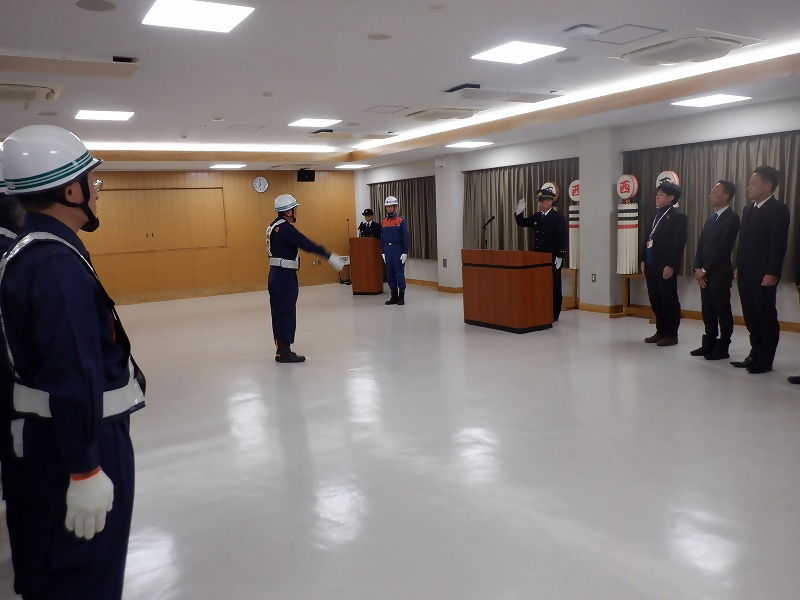 写真：年末特別警戒出発式の報告をしています。