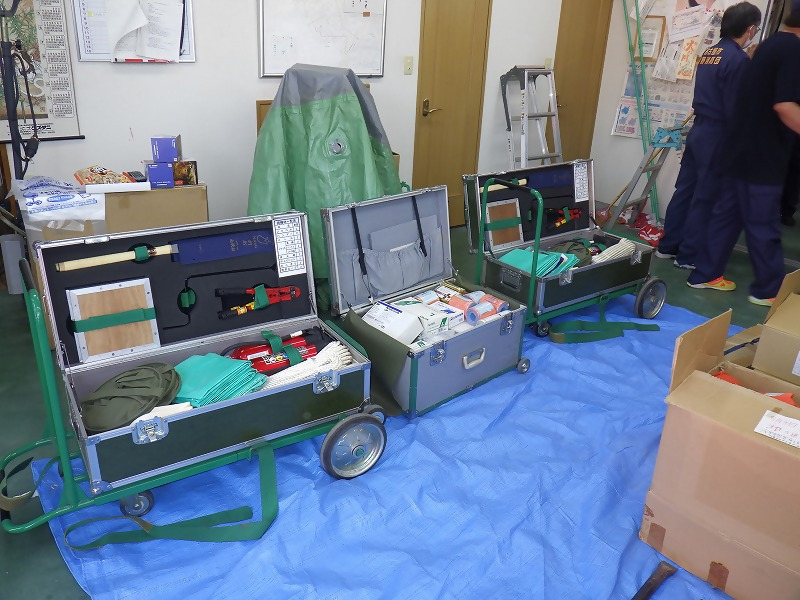 写真:物品検査をしています。(浮野消防団)