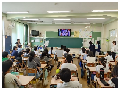 写真：租税教室　DVD視聴の様子