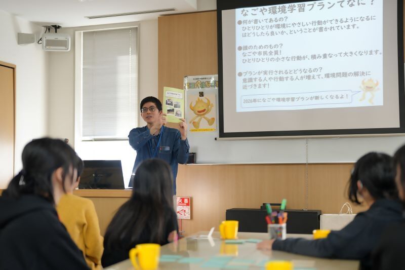 写真：エコパルなごやの職員が子どもへ説明する様子