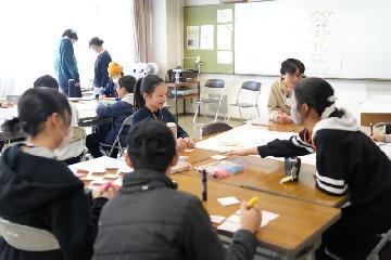 写真：子どもたちがグループで話し合う様子