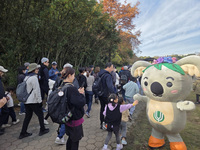 マスコットキャラクターとのふれあいの様子