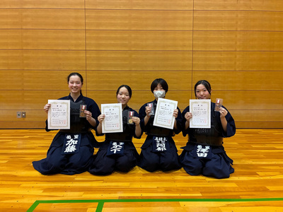 高校女子の部入賞者の写真