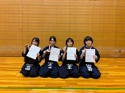 中学女子の部入賞者の写真