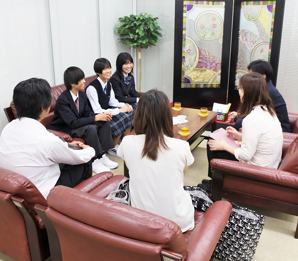 対談の様子の写真です。